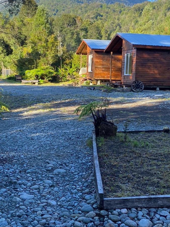 Cabanas & Tinajas Entre Volcanes Hornopiren Exteriör bild